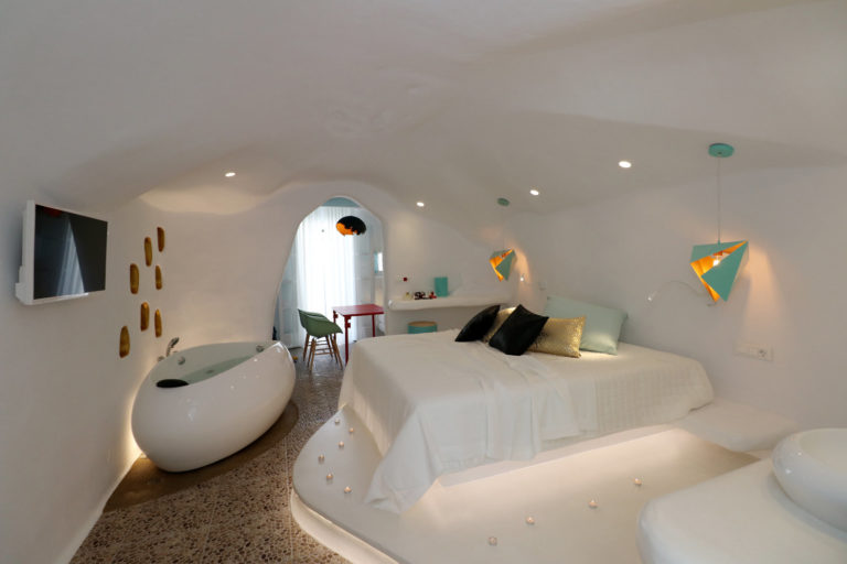 Elegant Cave Suite with Hot Tub